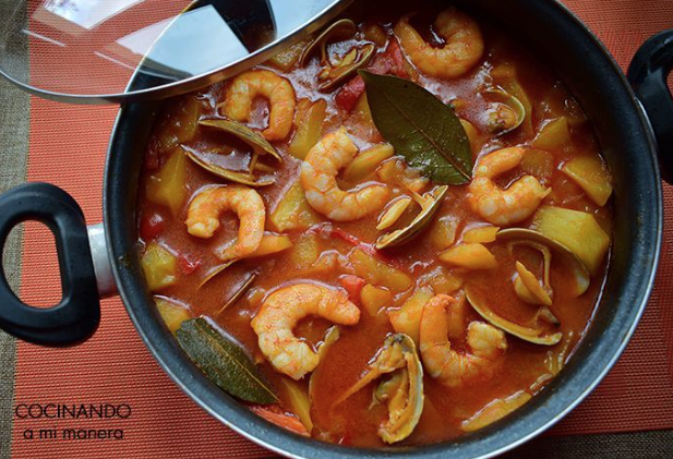 Ensalada de pimientos asados atún y huevo con patatas guisadas a la marinera